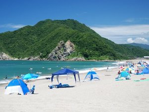 浜坂温泉魚と屋より徒歩5分程度の距離にある遠浅の砂浜です。