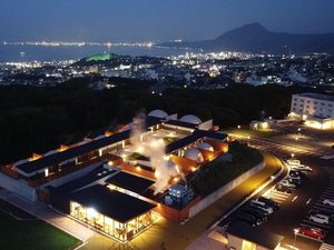 【外観】自然の美しさと調和した、落ち着きのある施設全体外観