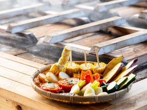【地獄蒸し体験】2食付きプランのご予約で名物料理体験が食材1カゴ分無料になっております。