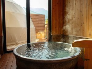 【客室温泉】全棟に半露天風呂を完備!プライベートな温泉タイムをお愉しみいただけます。
