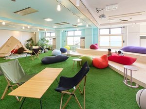 Relux Room/リラックスルーム:たくさんのYogiboや漫画コーナーが、滞在中の癒しの場として人気。