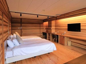 【ウッドルーム】自然豊かな雰囲気を、そのまま取り入れたような、木のぬくもりを感じられるお部屋です。
