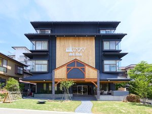 Exterior/外観:2026年7月リニューアル。ウッディな質感をスタイリッシュな黒でしめた新感覚の山小屋。
