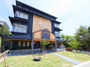Exterior/外観:木をふんだんにつかったmt. innらしい山小屋風の建物と芝生広場が皆様をお迎えいたします。