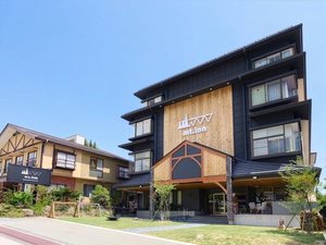 Exterior/外観:ウッディな質感をスタイリッシュな黒でしめた新しさをイメージした山小屋風の建物がmt.inn