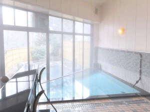 男性大浴場/広々とした男女別大浴場で、観光の疲れをゆっくりと癒してください。