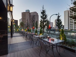 テラスでは電車を見ながら、ごゆっくりお食事をお楽しみください。