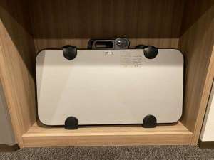 ズボンプレッサー(各階エレベーター前設置)