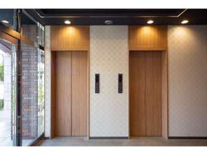 �G���x�[�^�[�z�[���̓t�����g�ڂ̑O�ł��̂ŁA�Z�L�����e�B�ʂň��S�ł��B