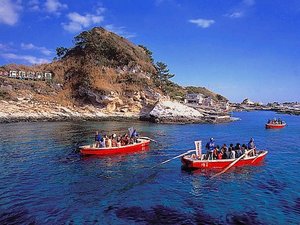「仁右衛門島」当館より車で約5分。源頼朝や日蓮聖人の伝説がある島。二丁櫓の手漕ぎ船で島に渡ります。