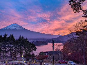 ・湖面を赤く染める夕日と富士山のコントラストは1枚の絵画のよう