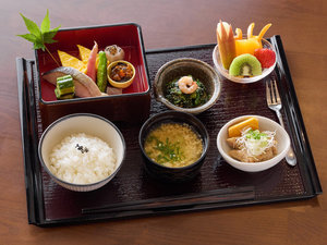 ・【朝食一例】季節によって変化する、旬の食材を使用した和食膳で気持ちよく一日を始めませんか