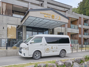 ・【送迎車】河口湖駅まで無料の送迎バスがございます。お電話またはメールにて事前にご予約ください