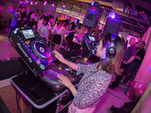 �o�[���E���W�ł́A�T���̖��DJ�i�C�g���J�ÁB���Њ֌W�Ȃ��ꏏ�Ɋy�������I