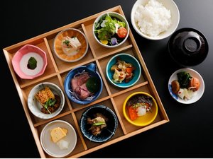 県内産に食材を品数多く小鉢でご用意する玉手箱みたいな朝食(一例)