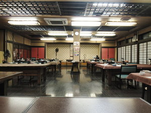 炉端食事処「銀河」。囲炉裏で贅沢な食事体験。温かな雰囲気の中、美食と和の調和を楽しんでください。