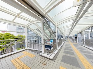 JR静岡駅南口より徒歩1分。ペデストリアンデッキ直結のため、雨の日でも濡れずにお越しいただけます。
