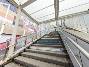 JR静岡駅南口より徒歩1分。ペデストリアンデッキ直結のため、雨の日でも濡れずにお越しいただけます。