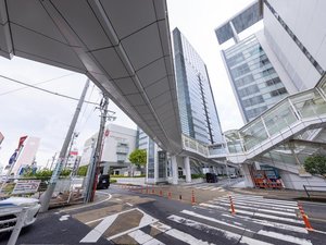 JR静岡駅南口より徒歩1分。ペデストリアンデッキ直結のため、雨の日でも濡れずにお越しいただけます。