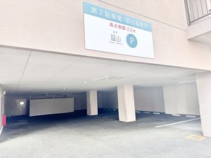 駐車場:建物裏側の第二(屋根付き)です。ご予約製ではなく先着順となります。