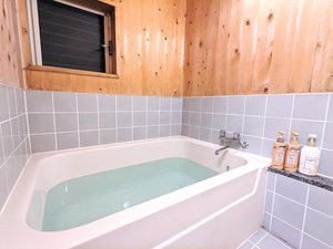 スパ施設とは別に宿泊棟内にも内風呂あります!木の香りのするお風呂でリラックス