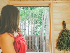 サウナ室の大きな窓からも那須の雄大な森が見渡せます。