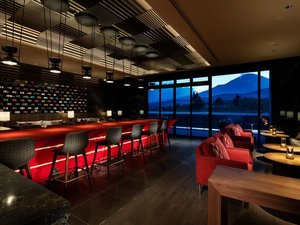 Bar 4563。壁のアートワークが美しい。