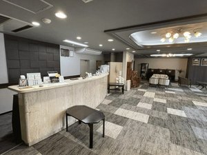 清潔感のある広々としたフロント