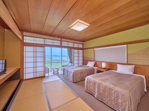 和の情緒とベッドの快適性を両立。靴を脱いで寛ぐ和モダン空間。