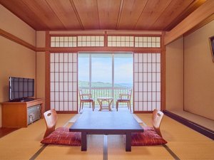 窓の外に広がる絶景。日常を忘れて海を独り占めする贅沢