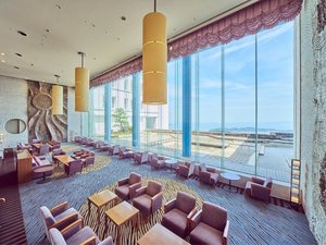 ◆ロビーラウンジ 海を見渡せる一面ガラス張りで、開放感ある空間。