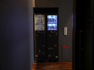 3Fロビー階奥「飲料自販機」アルコール自販機は3Fのみ設置しております。