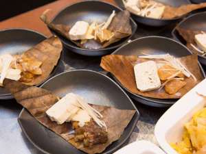 飛騨牛朴葉味噌焼き【朝食】飛騨のうまいもん朝食(ご利用可能時間・6:30〜9:30)