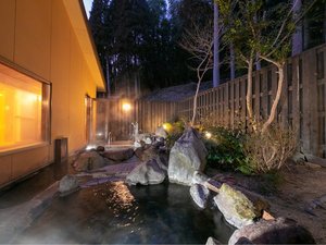 【男性露天風呂】夜は空いっぱいの美しい星を、早朝には鳥のさえずりや自然を楽しみながら湯浴みを満喫