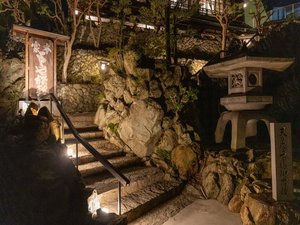 *虎屋別館入口(夜)