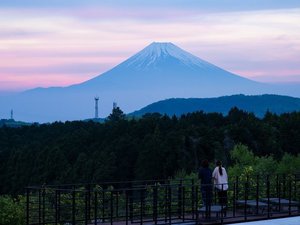 夕暮れのルーフトップテラスと富士山撮影時期:23年4月下旬