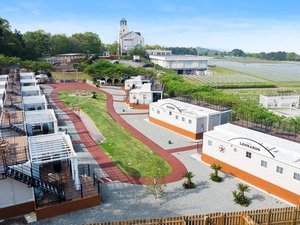グランピング施設とシャトーと葡萄畑