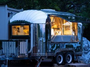 キッチンカー:15:00〜21:00迄。オリジナルワインやビールなどがフリーフローでご利用いただけます。