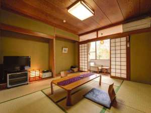 *【客室・8畳】窓は山側に面しており、四季折々の風景と共にゆったりとおくつろぎ頂けます。