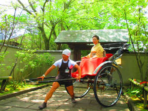 人力車を予約されたい方へ。当館の玄関までお迎えに来ます。玄関で記念写真はいかかですか?