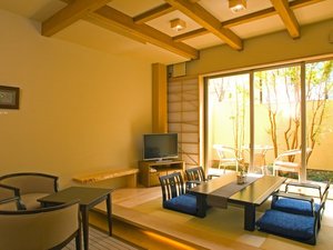 和の趣を感じる1階には、和室と、風情ある内風呂・露天風呂をご用意。