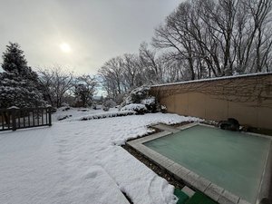 雪景色に包まれる冬の露天風呂