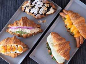 芳醇なバターとサクサクの食感が特徴のクロワッサンを使用したサンドイッチ ※イメージ