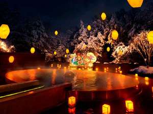 星野リゾート　青森屋：【露天風呂　浮湯】露天風呂を囲む池に勇壮なねぶた灯篭を浮かべる冬の風物詩「ねぶり流し灯篭」