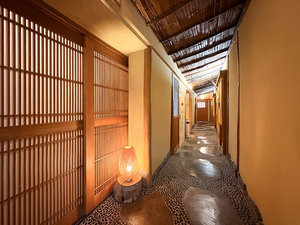 #館内 数寄屋造りの趣を感じる廊下が、落ち着いた和の空間を演出します。