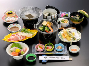 旬の味覚を、一番おいしいかたちで味わう当館自慢の会席料理一例。