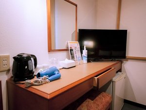 お部屋にはデスクもあります♪