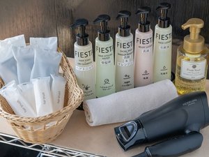 ヘアブラシやカミソリなどもご用意しています。