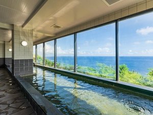 開放的な大浴場。宮古島の海を満喫しながらリラックスできます。