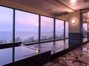 夜の大浴場。落ち着いた空間で心までリラックス。
